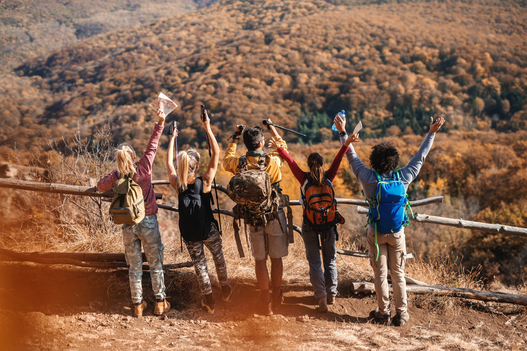 Wandern in der Gruppe: Möglichkeiten, Vorteile, Vorbereitung, Kleidung, Ausrüstung, Tipps & mehr